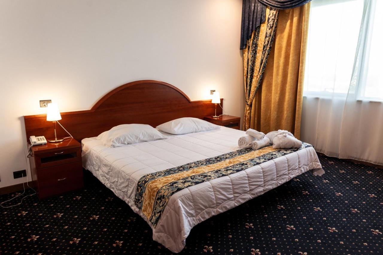 River Palace Hotel Atyraū Zewnętrze zdjęcie