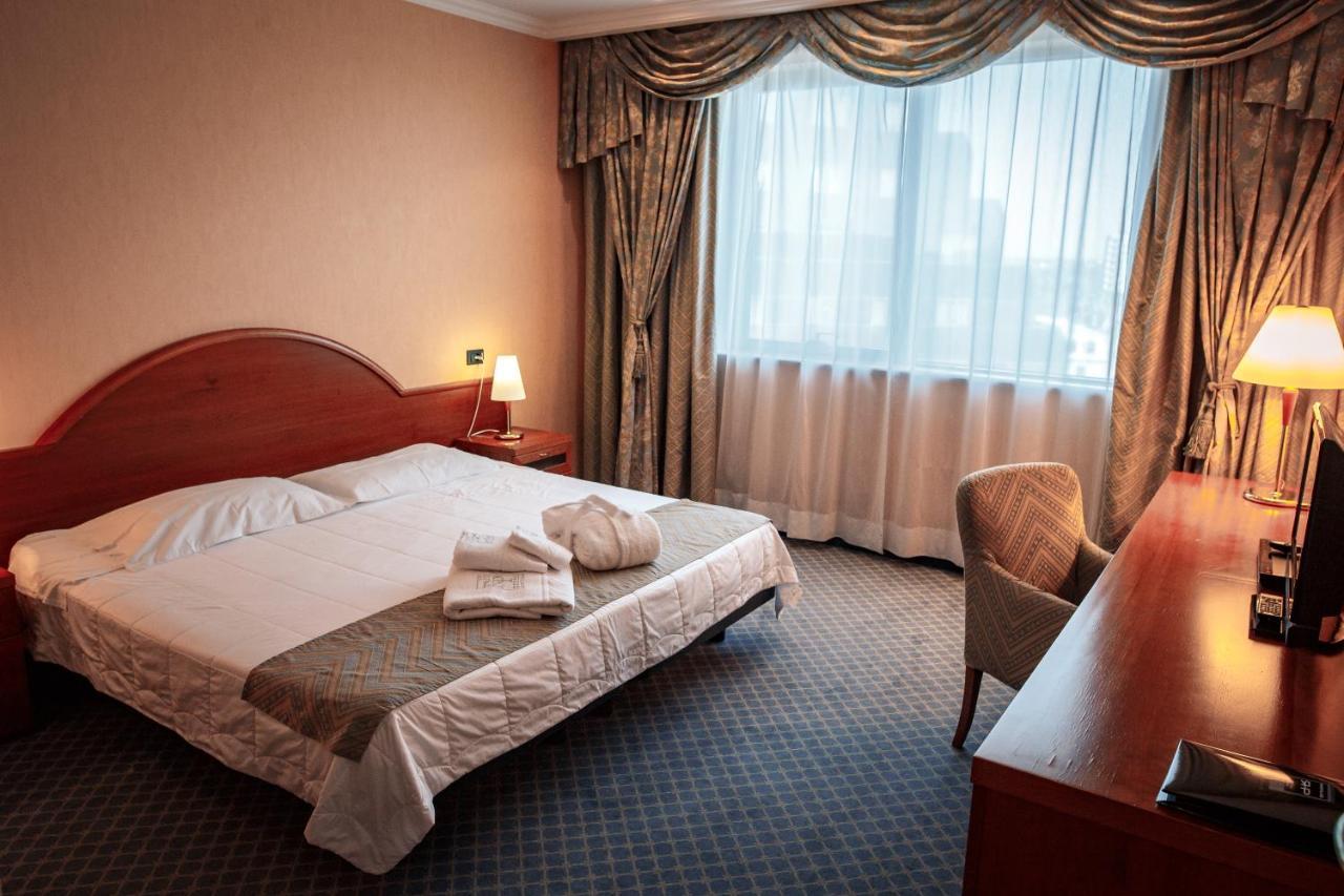 River Palace Hotel Atyraū Zewnętrze zdjęcie