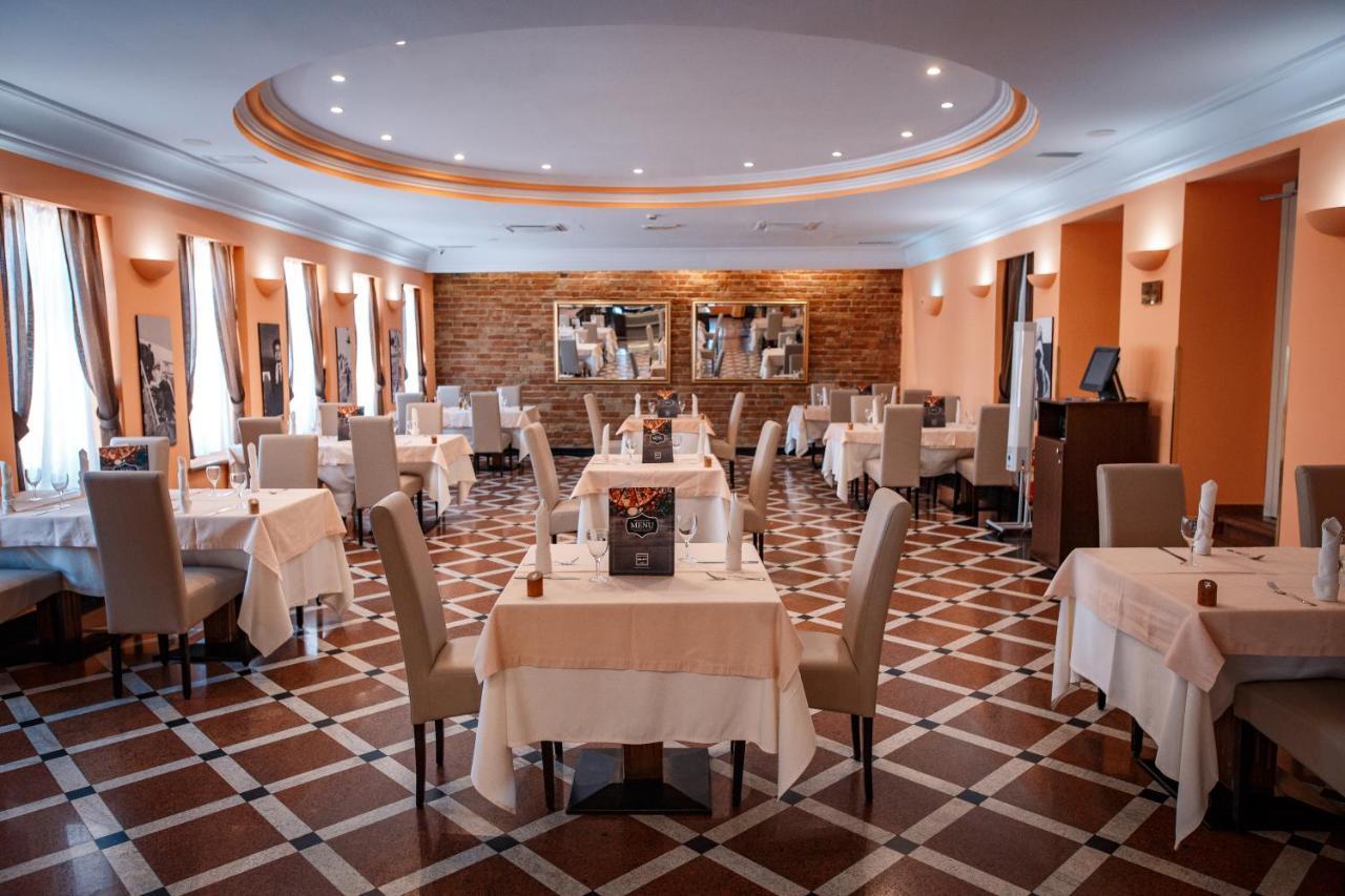 River Palace Hotel Atyraū Zewnętrze zdjęcie