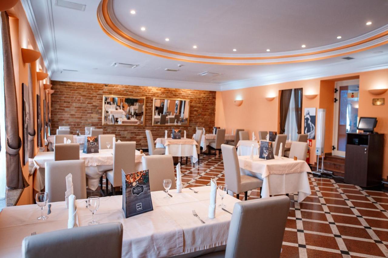 River Palace Hotel Atyraū Zewnętrze zdjęcie